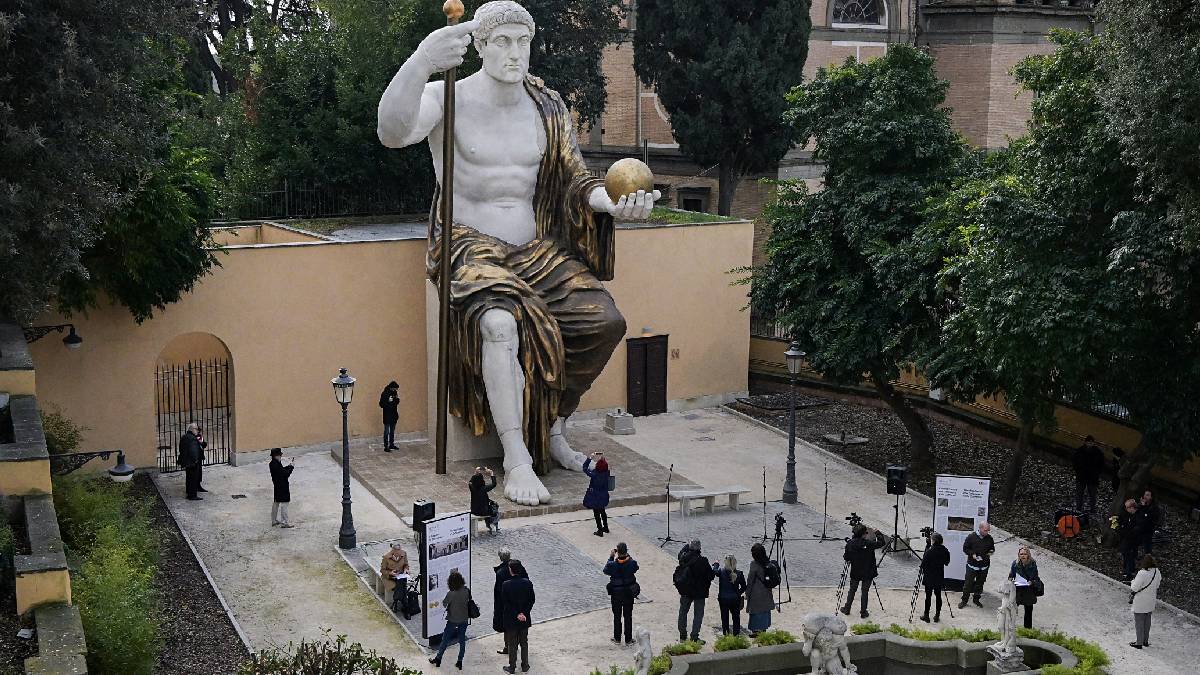 ¿Dónde se encuentra y cómo se construyó la estatua colosal de Constantino en Roma?