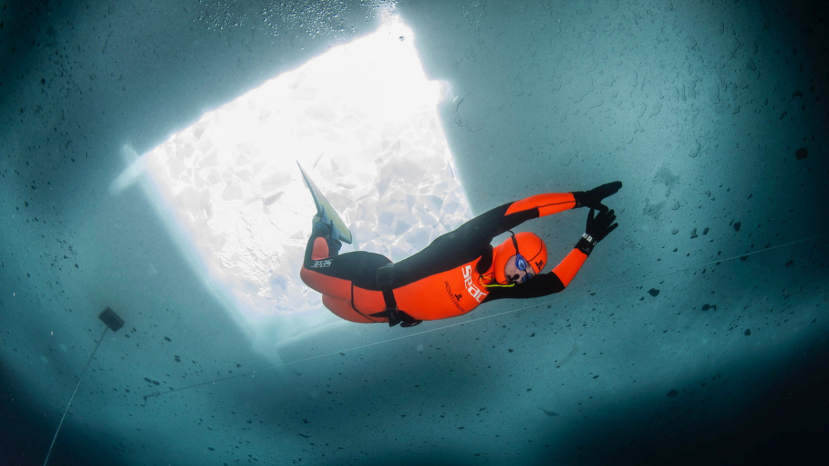 Croata rompe récord de buceo en apnea bajo hielo