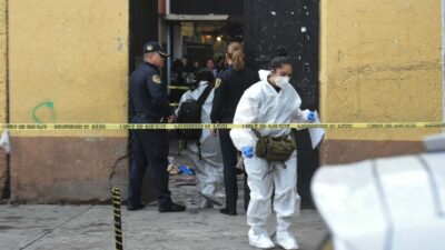 Sicarios en moto y cajas de repartidor matan a 3 en vecindad de la Morelos