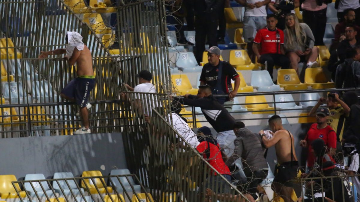 Violencia empaña partido de futbol en Chile: Suspenden encuentro por destrozos de “barras” en estadio