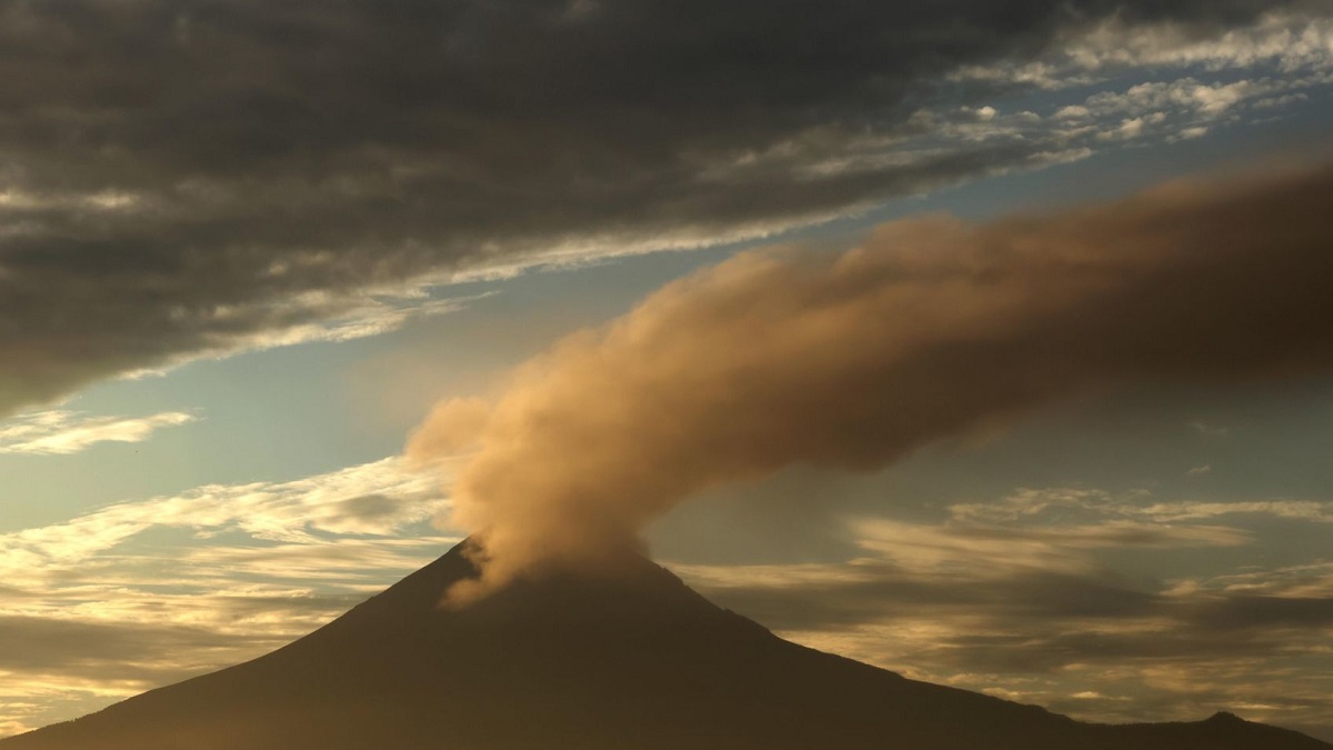 ¿Ovnis, satélites o aviones? Captan extraña esfera volando cerca del volcán Popocatépetl