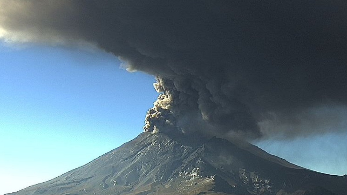 Graban fuerte explosión del Popocatépetl; prevén caída de ceniza en alcaldías de CDMX
