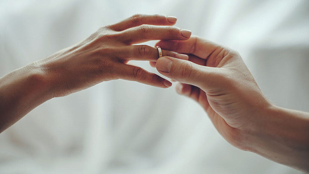 Anillos de compromiso y matrimonio en qu mano van UnoTV