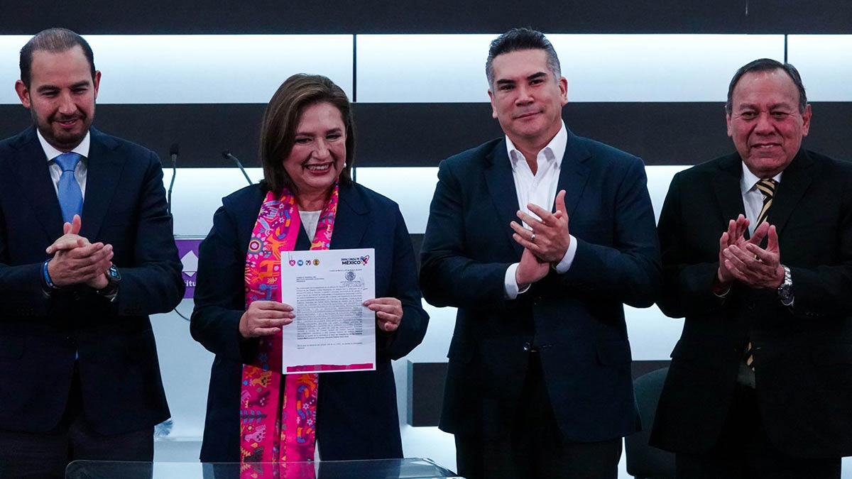 Xóchitl Gálvez entrega solicitud de registro ante el INE como candidata a la Presidencia