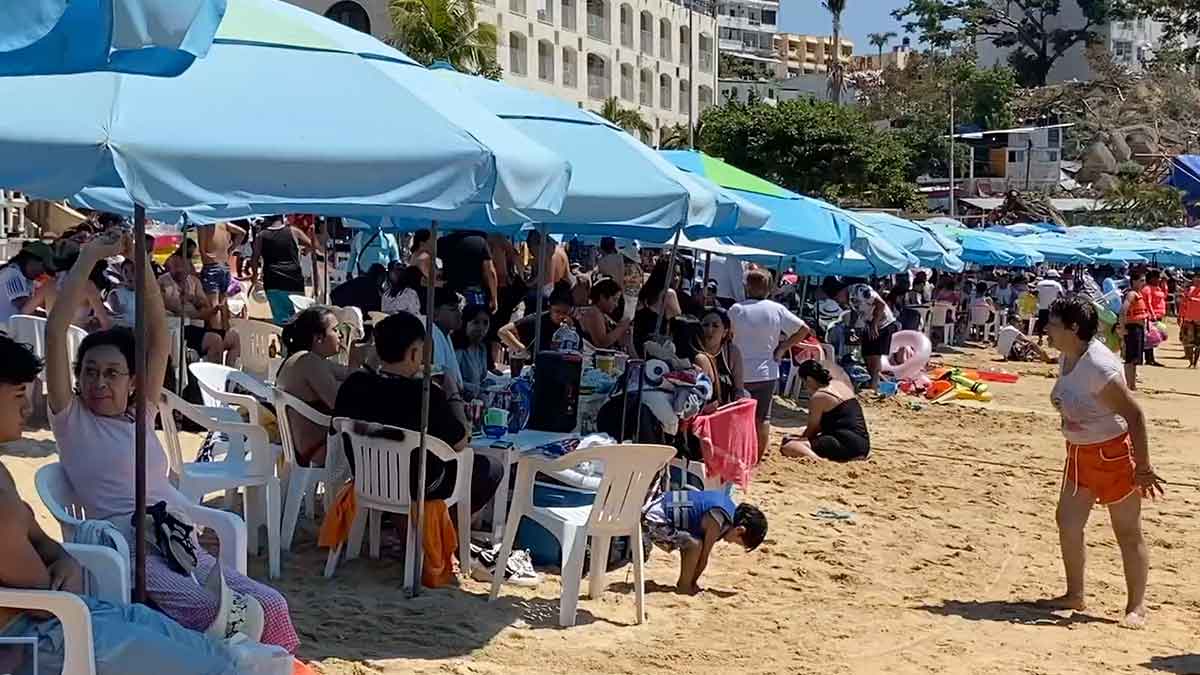 Turismo abarrota las playas de Acapulco en esta Semana Santa
