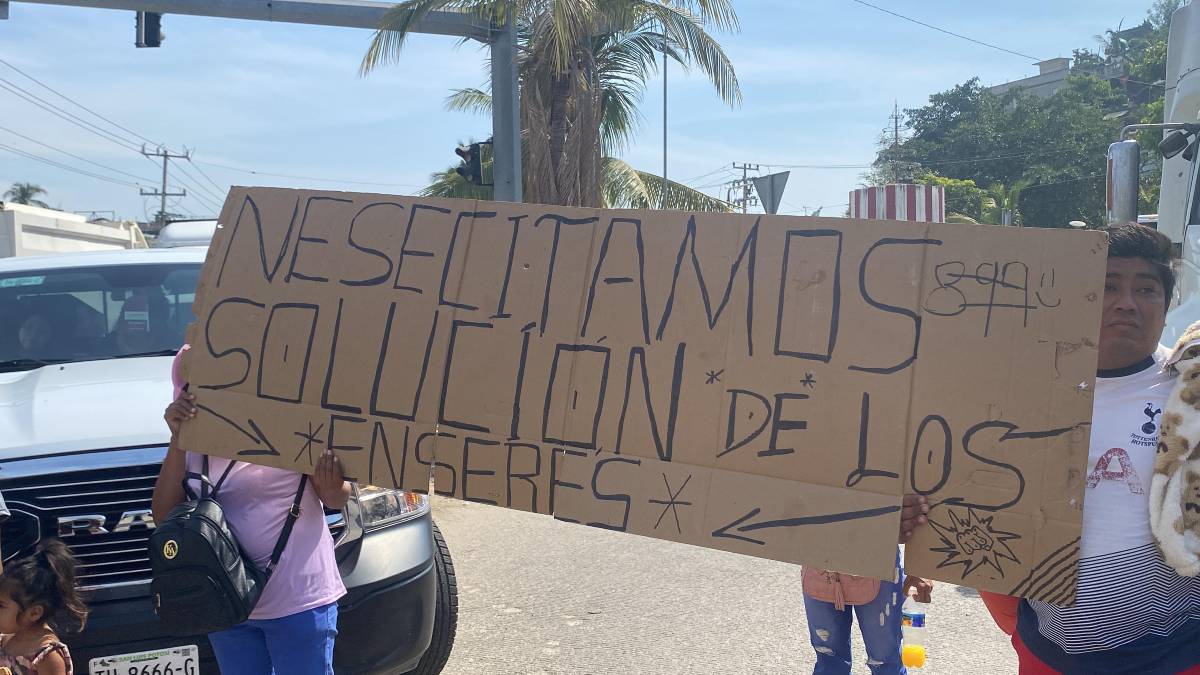 Damnificados de Otis bloquean la México-Acapulco por cese de entrega de enseres
