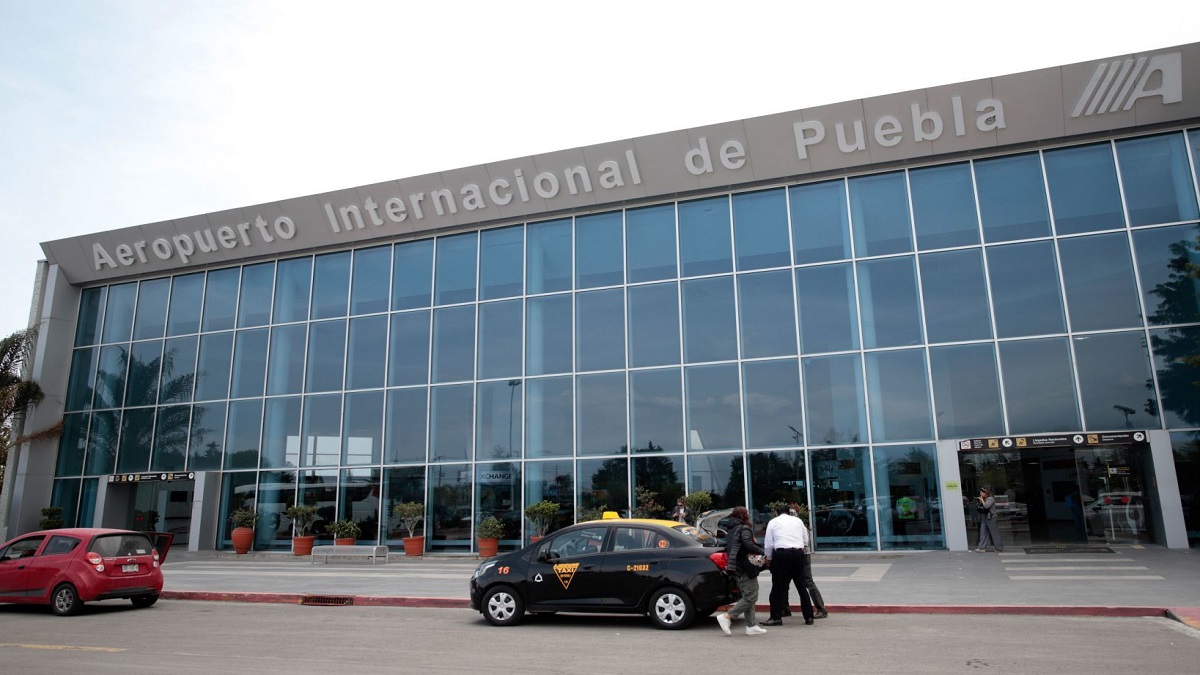 ¡No da tregua! Aeropuerto de Puebla suspende operaciones por caída de ceniza en 12 municipios