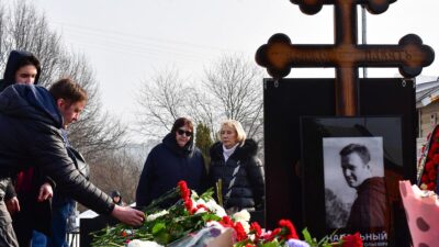 Alexéi Navalni: madre del líder opositor ruso, visita su tumba