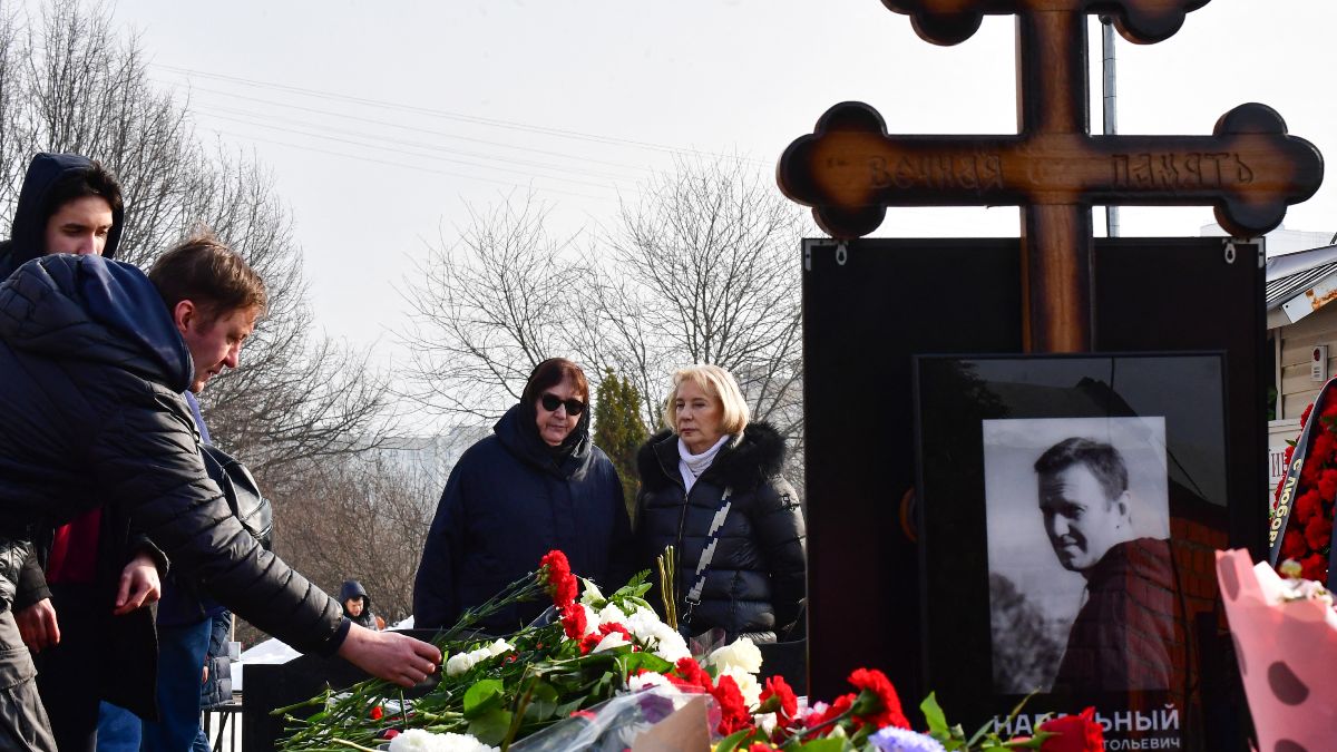 Madre de Alexéi Navalni, líder opositor ruso, visita su tumba un día después de su funeral