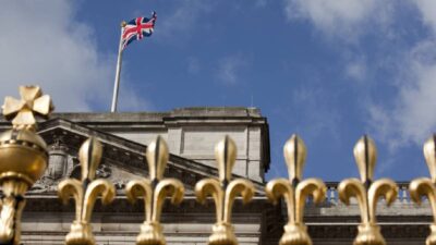 Auto se estrella contra rejas del Palacio de Buckingham