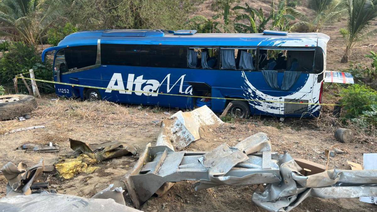 Vuelca autobús de pasajeros en la Acapulco-Pinotepa; deja dos muertos y siete heridos