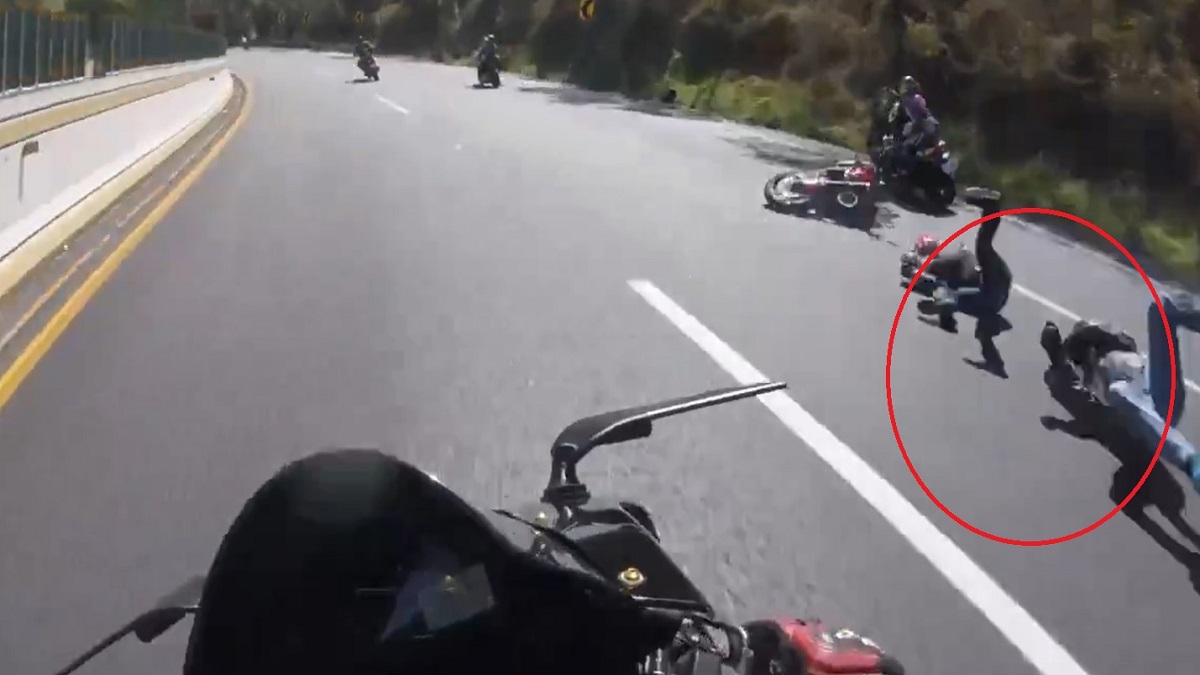 Dos salen volando: derrapan motociclistas en la México-Cuernavaca; video