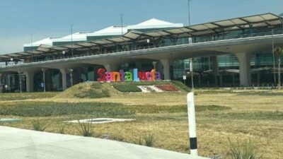 BAJAN A PASAJEROS DE AVION EN AIFA