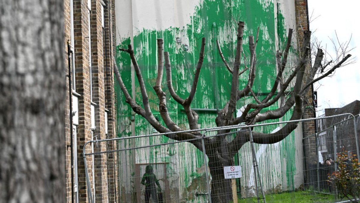 Vandalizan la más reciente obra de Banksy en Londres: es protegida tras resultar dañada