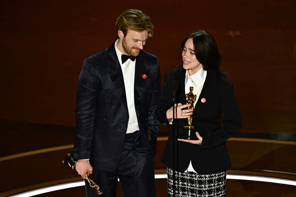 Billie Eilish gana el segundo premio Oscar de su carrera