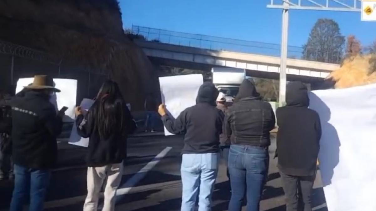 Manifestantes bloquean la Toluca-Naucalpan; piden ayuda contra incendios forestales