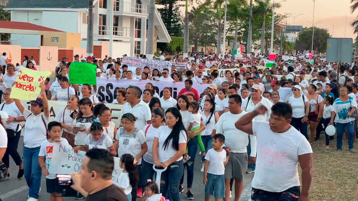 Marchan en apoyo a policías en Campeche