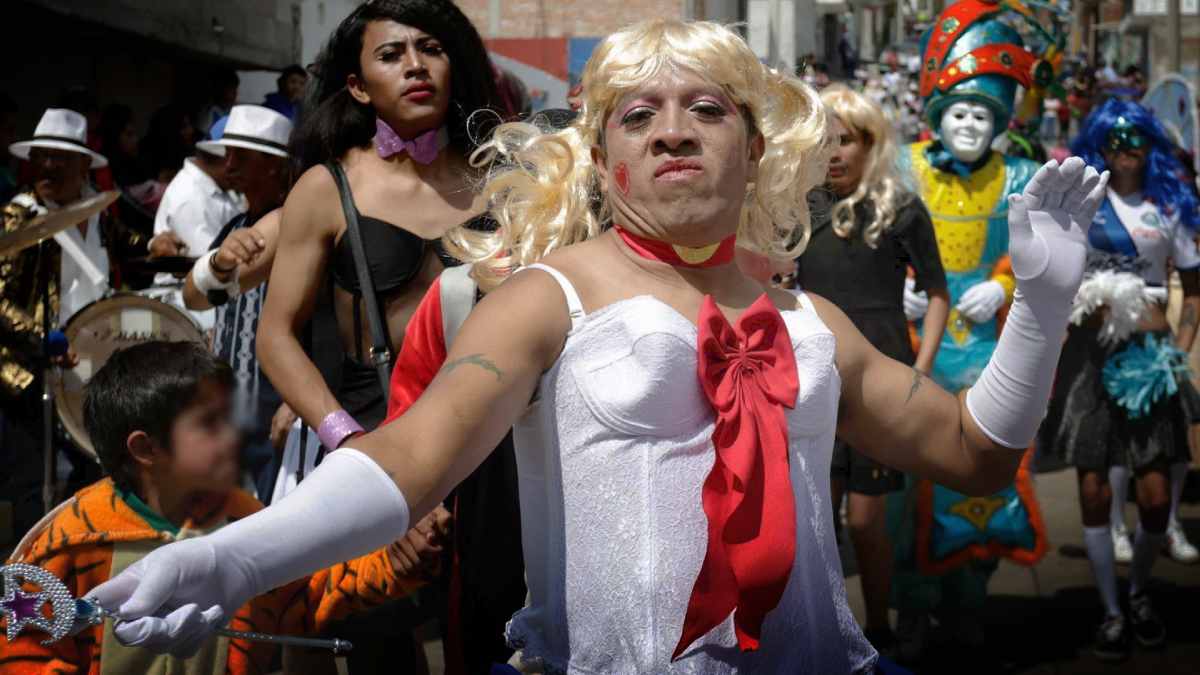 VIDEO: Arman campal en Carnaval de Chimalhuacán; hombres vestidos de mujer y botargas se dan con todo