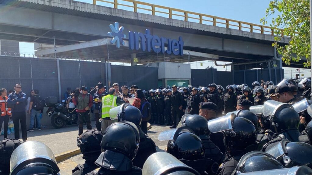 cdmx-extrabajadores-de Interjet-bloquean-aicm