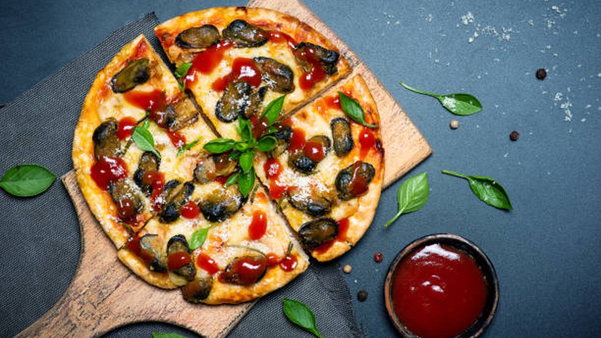 Chef italiano enfurece por la costumbre de ponerle cátsup a la pizza y hace lo mismo con unos tacos
