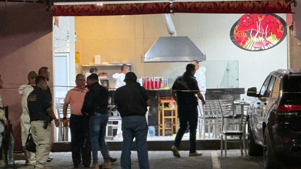 Exterior de una taquería ubicada en Morelia, Michoacán, con policías y peritos a su alrededor