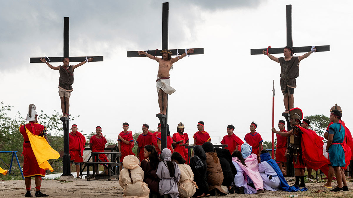 Con clavos reales, crucifican a devotos católicos en Filipinas