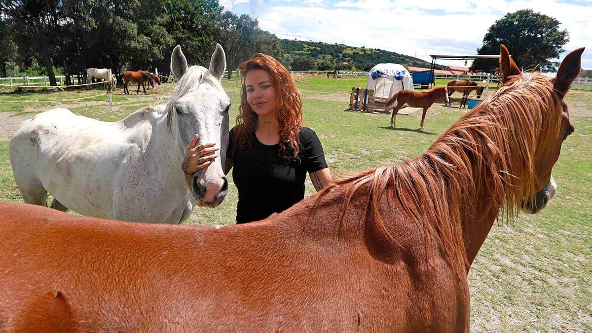 Cuacogloss el brillo labial que puedes comprar para ayudar al santuario de caballos de Elena Larrea