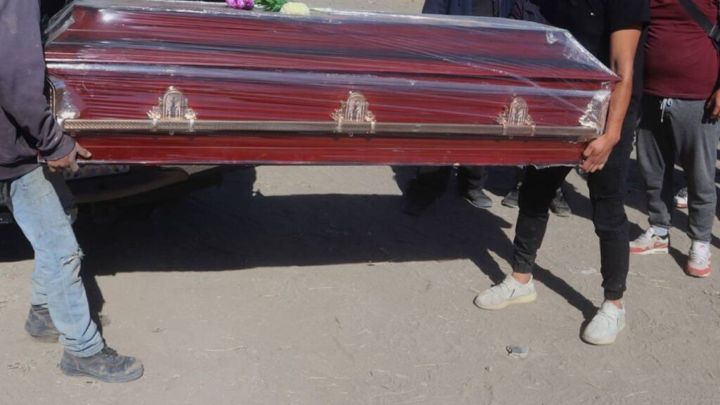 policías decomisan un ataúd con todo y cuerpo en Perú
