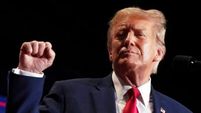 Donald Trump con el puño arriba durante un mitin de campaña en Virginia, EU