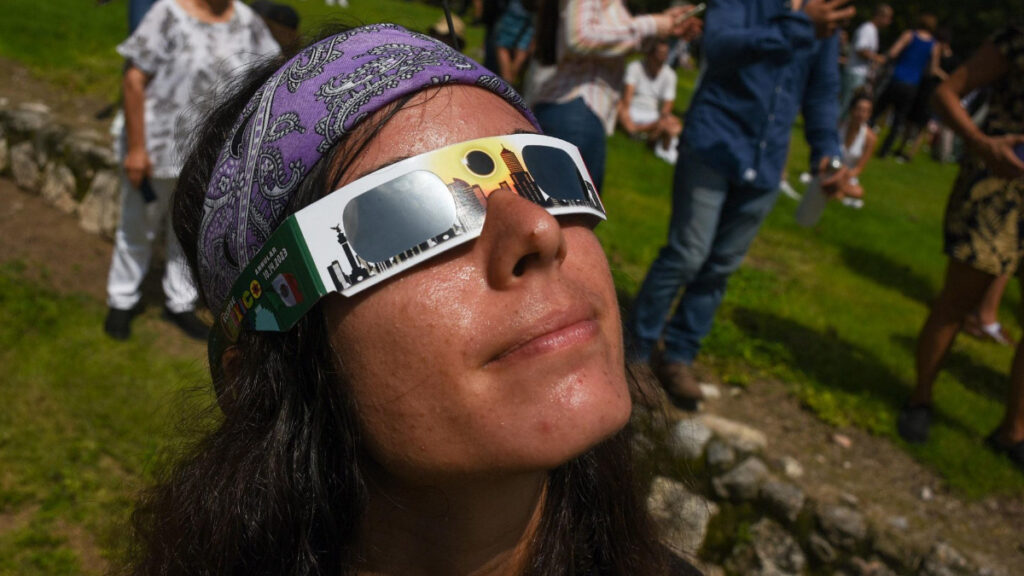 ¿Dónde comprar tus lentes para ver el eclipse solar del 8 de abril de 2024?