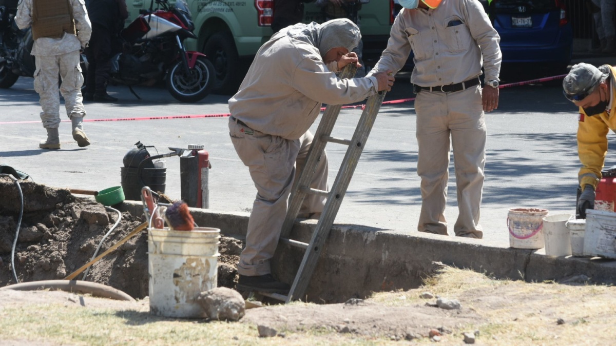 Hallan toma clandestina de gasolina en bajopuente de Ecatepec; aseguran pipa conectada