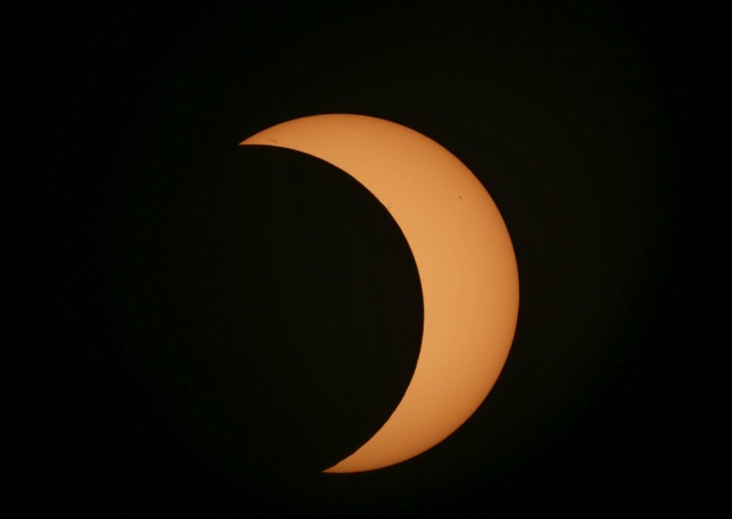 Así se ve un eclipse parcial de Sol