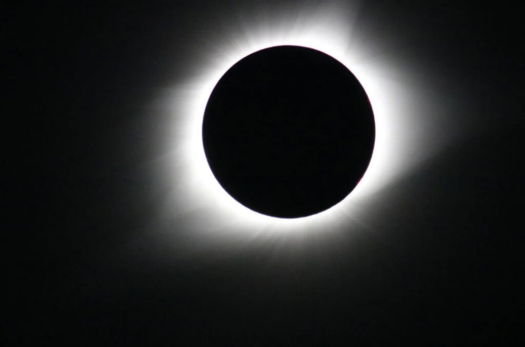 Así se ve un eclipse solar cuando alcanza la totalidad