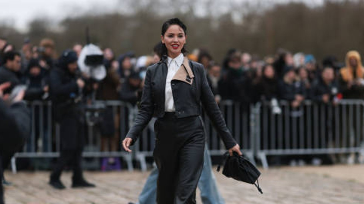 Eiza González estrena corte de cabello e impacta en Paris Fashion Week