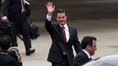 Expresidente de México, Enrique Peña Nieto, saludando con el brazo extendido