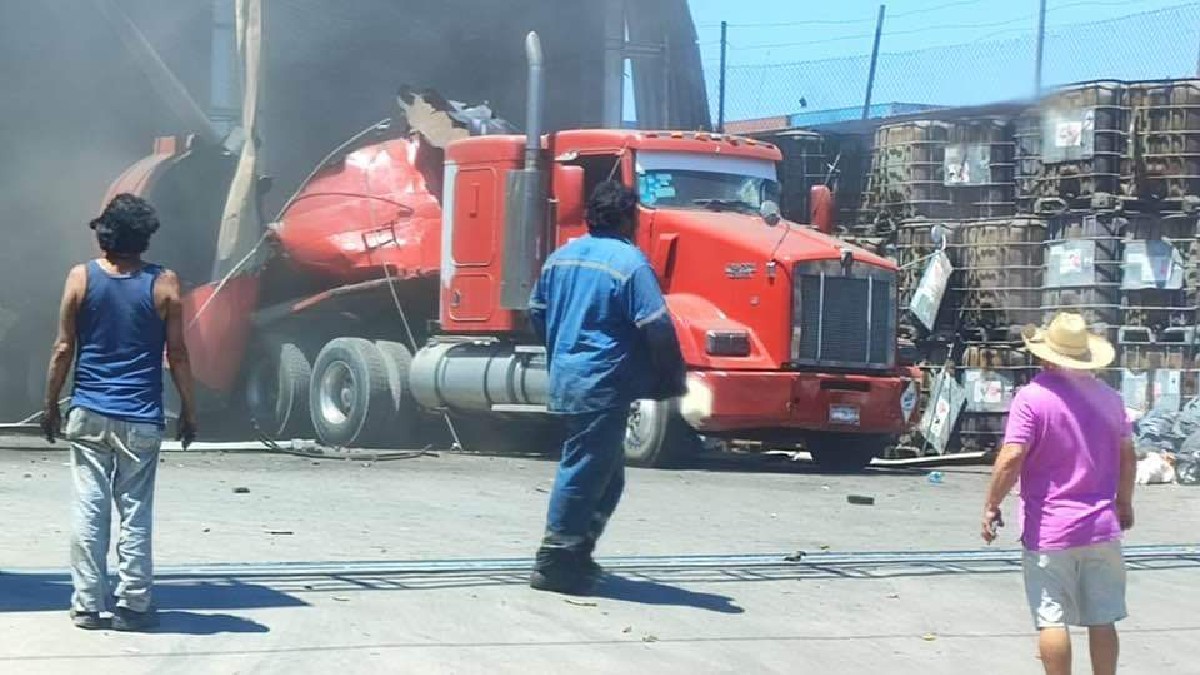 Imágenes: Estalla pipa en Colima; hay al menos 2 muertos