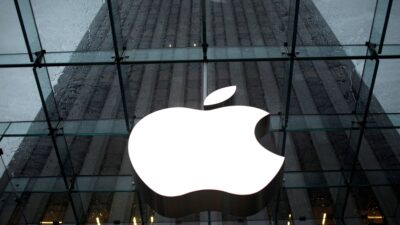El logo de Apple en la entrada de su tienda de Nueva York, en EU