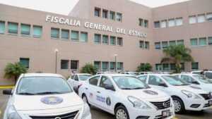 Familias de desaparecidos colocan losetas con fotos en Fiscalía de Guerrero