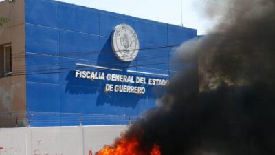 Incendio afuera de la Fiscalía de Guerrero