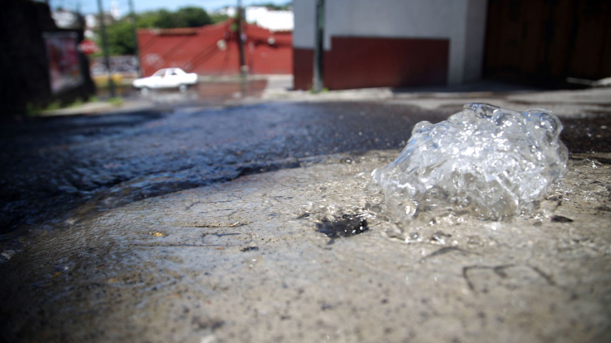 En plena crisis: miles de litros de agua potable se pierden en las coladeras de México