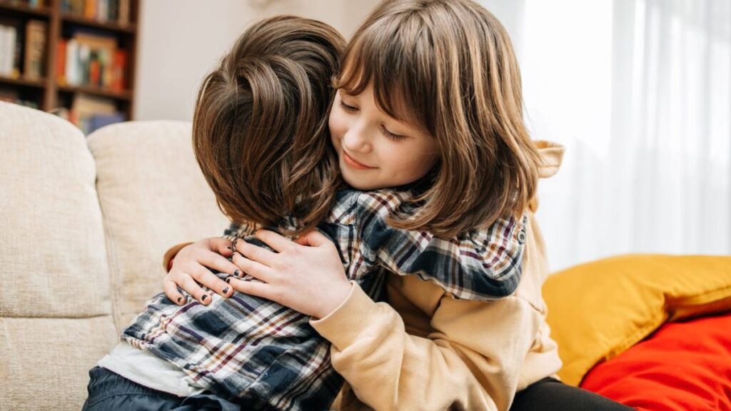 niños abrazandose hermana llora