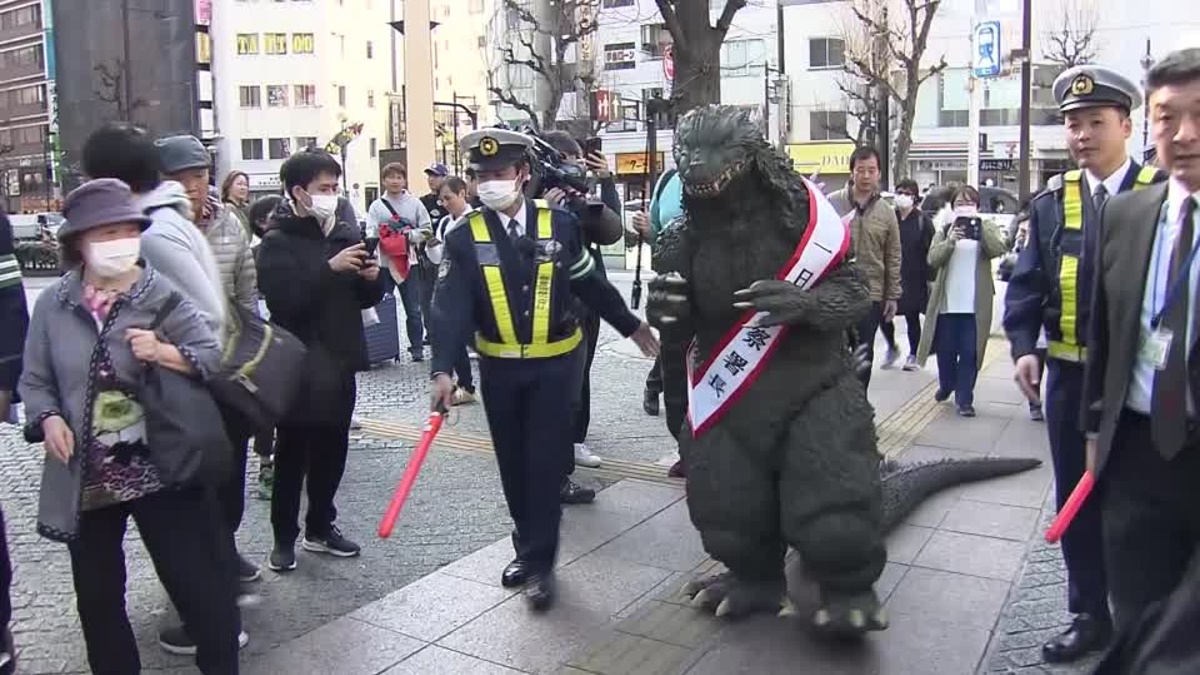 Godzilla se convierte en policía de Tokio por un día