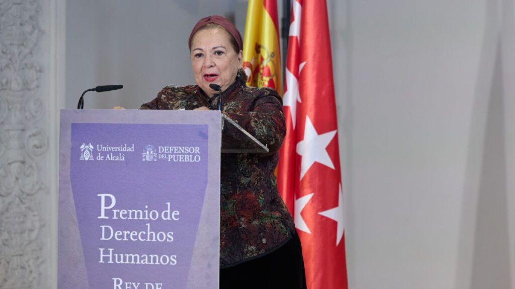 Guadalupe Aguilar, madre buscadora mexicana, dando un discurso después de recibir un premio de Derechos Humanos