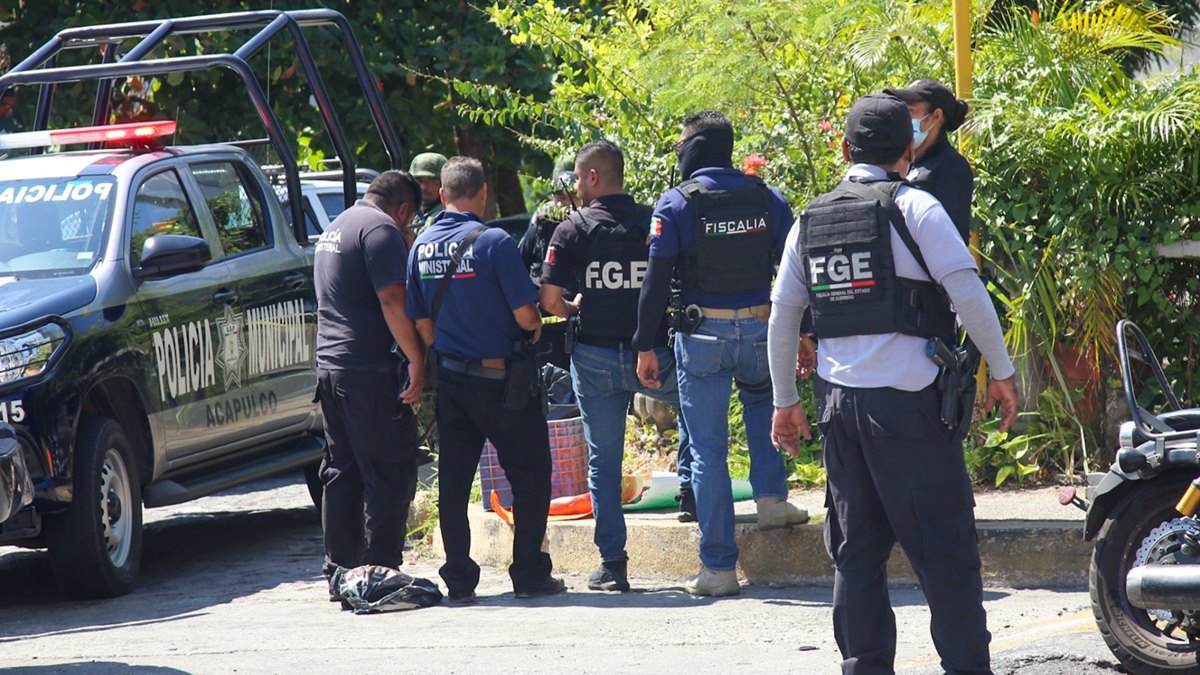 FGR arresta 2 policías por asesinato de normalista de Ayotzinapa