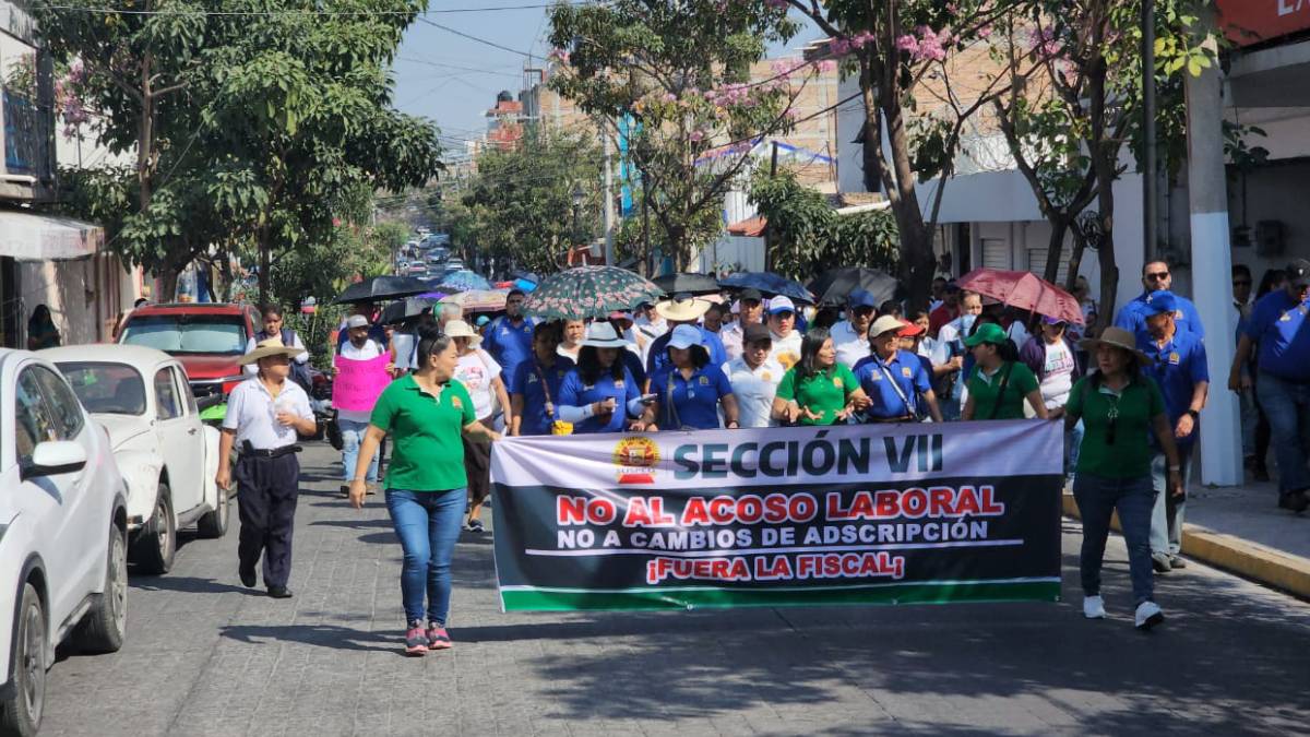 Trabajadores del SUSPEG toman FGE para exigir salida de militares en Guerrero