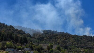 Humo provocado por incendio forestal en los alrededores de la CDMX