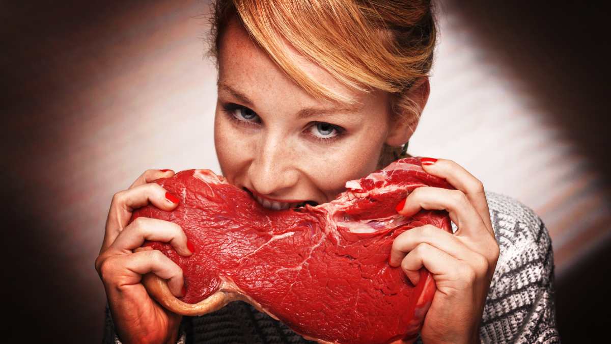 “A mí me gusta”: influencer confiesa “gusto culposo” de comer carne cruda 