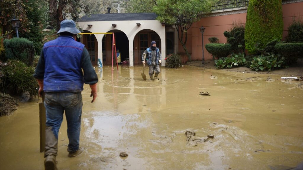 Gente camina en inundación en Bolivia