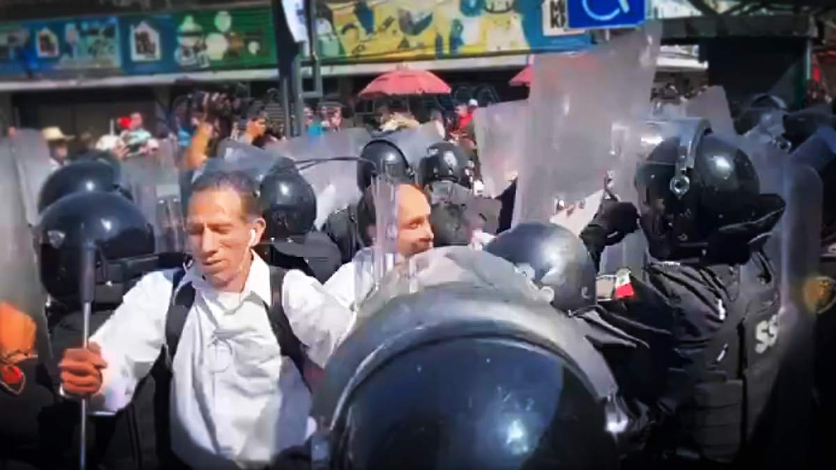 Policías repliegan a invidentes que protestaban cerca del Metro Salto del Agua