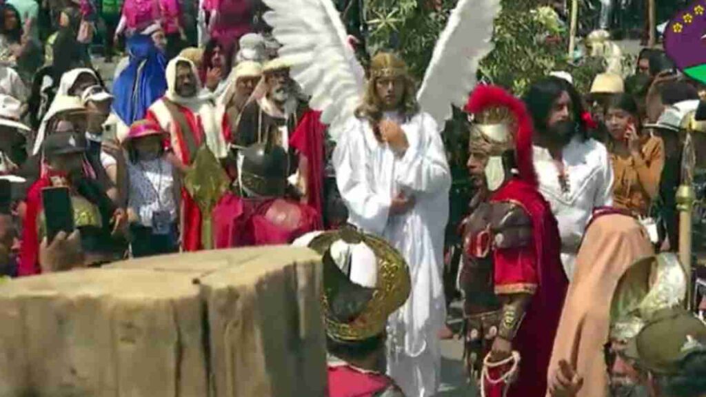 Jesús es azotado por los soldados romanos en la Pasión de Cristo de Iztapalapa